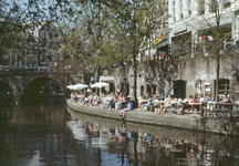 50999 Gezicht op een werfterras langs de Oudegracht te Utrecht; op de achtergrond de Bakkerbrug.